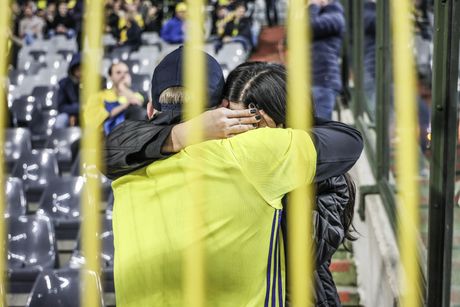 Jezive scene u Briselu: Navijači Švedske i Belgije još na stadionu, plaču i tuguju posle brutalnih ubistava