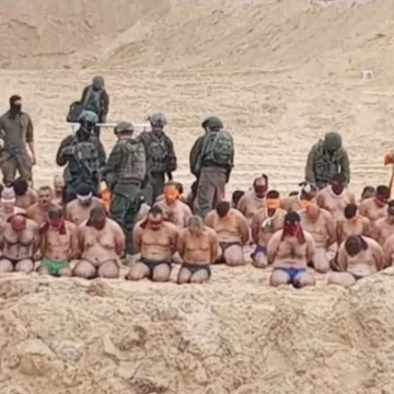 ŠTA SE OVO DEŠAVA U GAZI? Izraelska vojska skinula desetine muškaraca u pustinji, vezali im oči, a onda ih potrpali u kamion (FOTO)