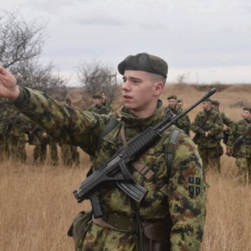 Srbija opet uvodi vojni rok?