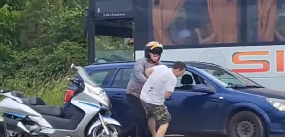 Motociklista pretukao vozača automobila (VIDEO)