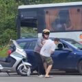 Motociklista pretukao vozača automobila (VIDEO)